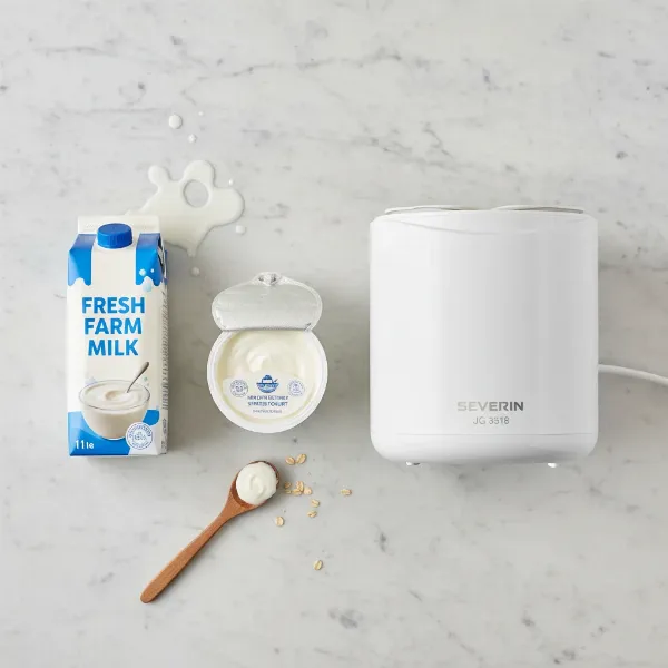 Ingredients for making yogurt with Severin JG 3518, milk and starter.